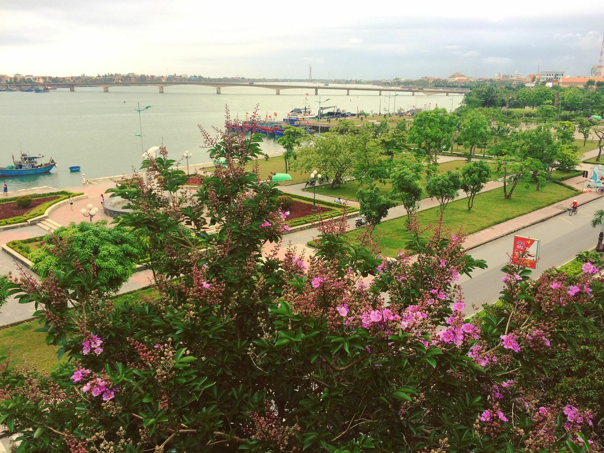 Geminai Hotel&Café Ðồng Hới Buitenkant foto
