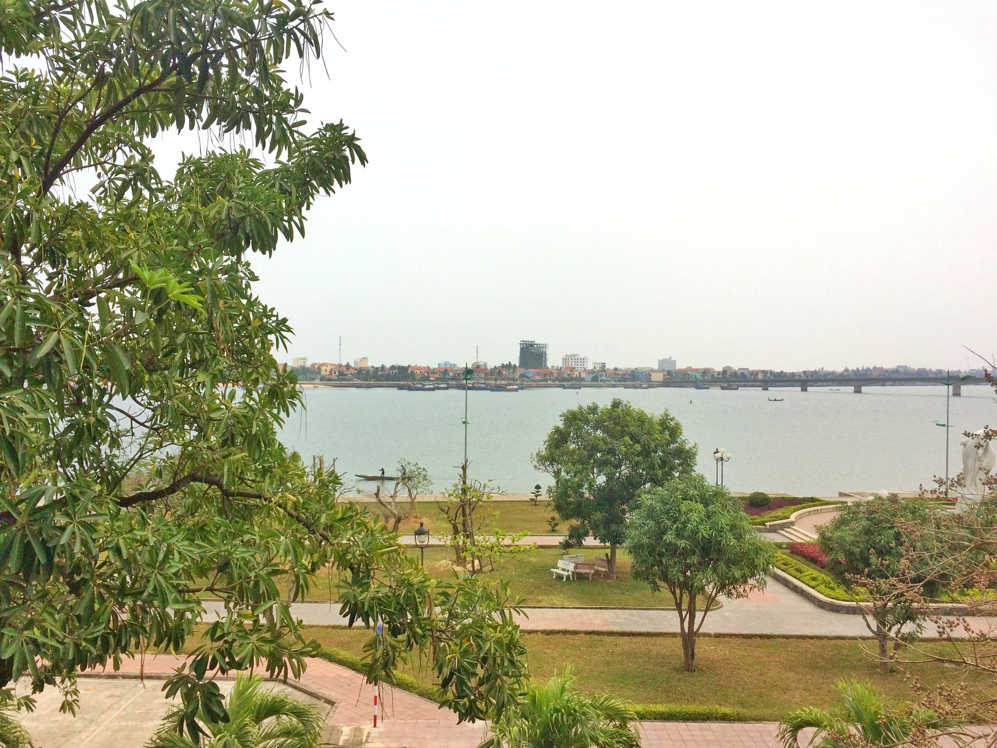 Geminai Hotel&Café Ðồng Hới Buitenkant foto